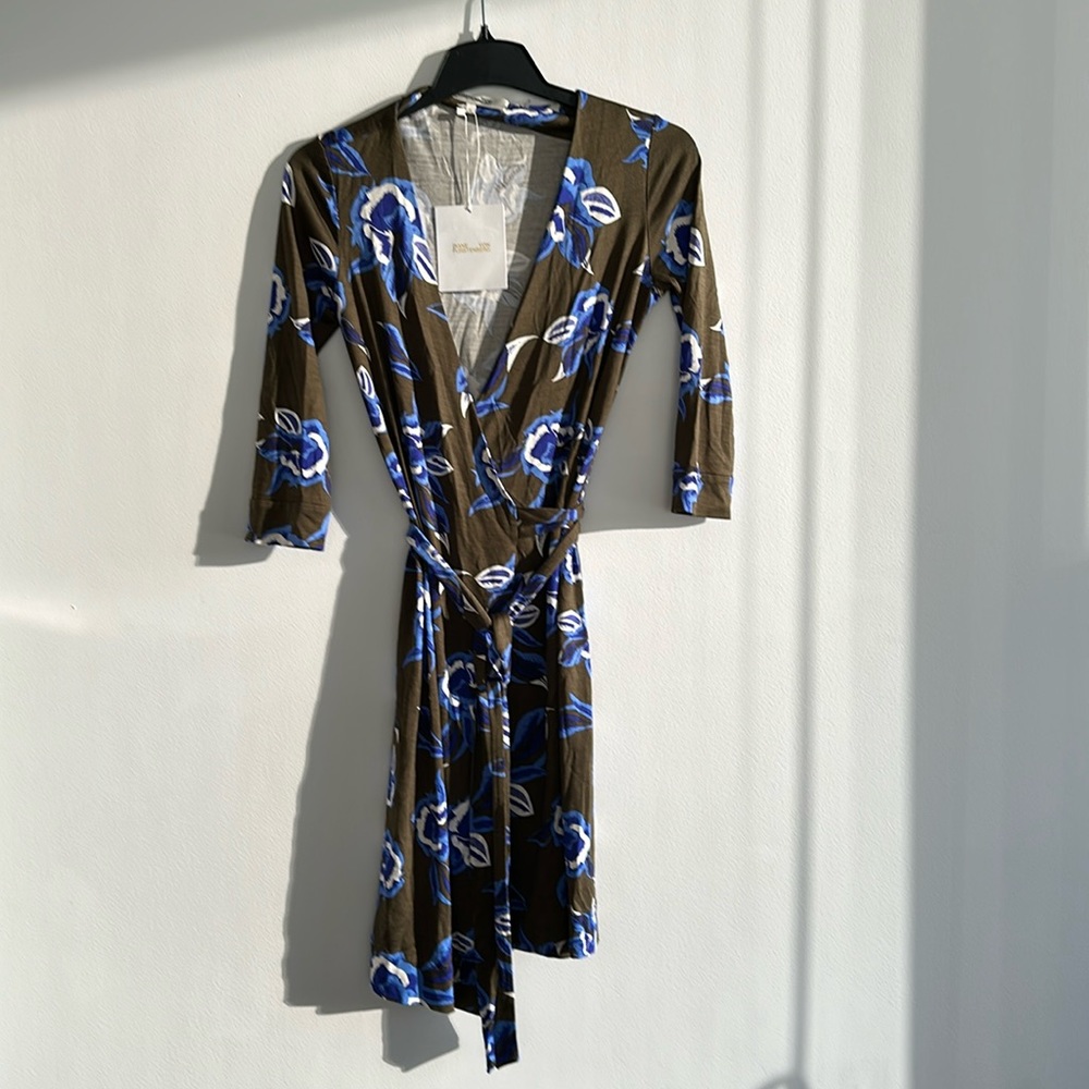 Diane von Furstenberg Julian silk wrap dress olive with blue flowers size 2